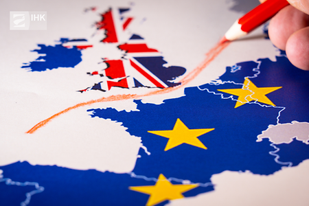 Hand zeichnet eine rote Linie zwischen Großbritannien und EU