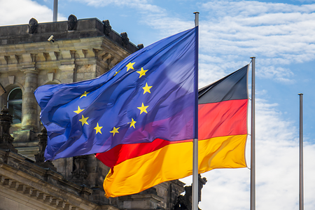 Flaggen von Deutschland und der EU