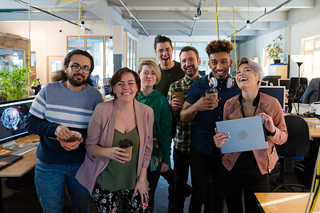 Gruppe von Menschen in einem Büro