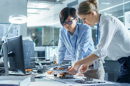 Zwei Frauen entwickeln neue Technolgie