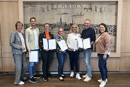 Gruppenbild der beiden Dozentinnen mit den fünf Absolventinnen und Absolventen, die ihre Urkunden in den Händen halten.