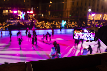 Eislaufbahn in pinkem Licht