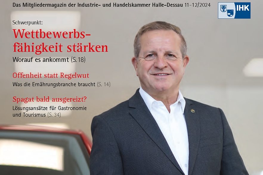 ein Mann steht angeleht an einem roten Auto und lächelt in die Kamera (nicht barrierefrei, PDF-Datei)